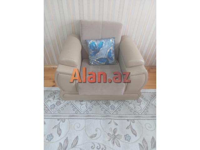 Bir divan iki kreslosu ela yaxsi veziyetdedi bazalidi kocurem deye satiram