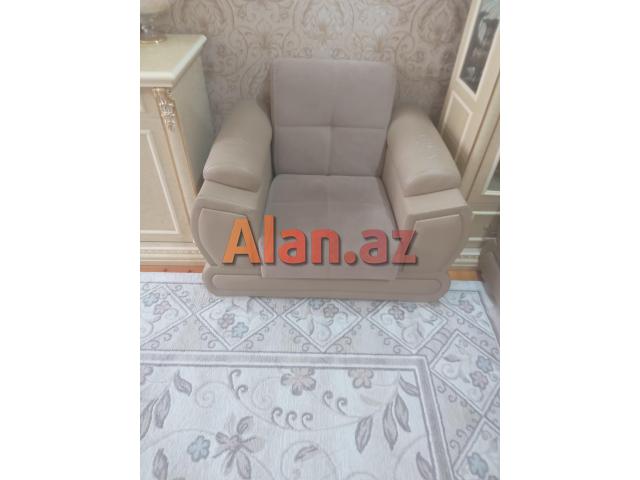 Bir divan iki kreslosu ela yaxsi veziyetdedi bazalidi kocurem deye satiram