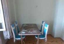 Mərkəzdə 2 otaqlı, tam əşyalı mənzil – 90 kv, birbaşa sahibindən