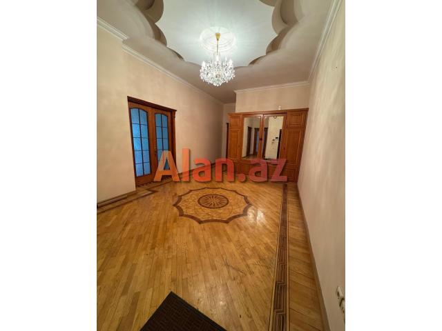 8 ci mkr 5 otaqlı mənzil satılır