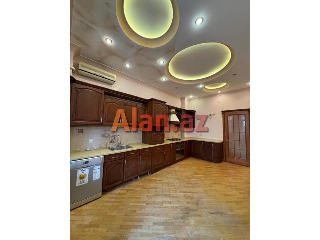 8 ci mkr 5 otaqlı mənzil satılır