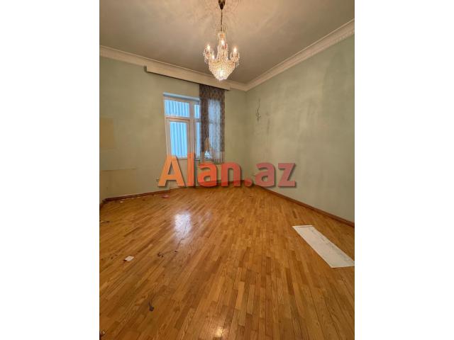 8 ci mkr 5 otaqlı mənzil satılır