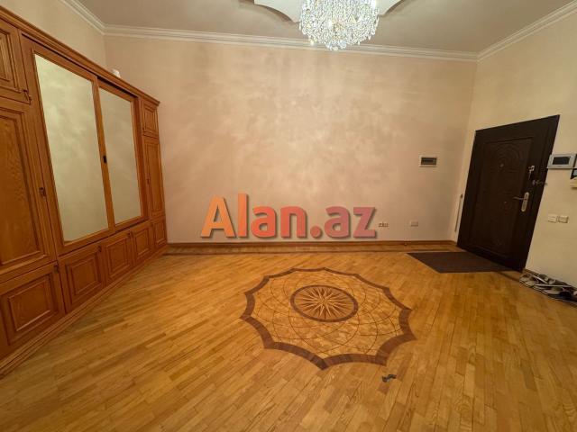 8 ci mkr 5 otaqlı mənzil satılır