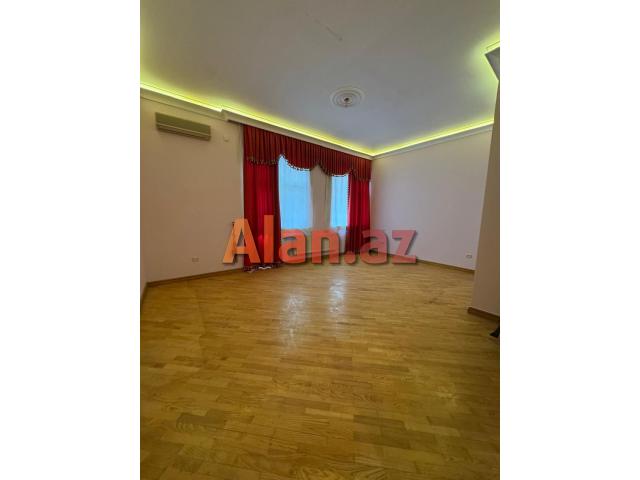 8 ci mkr 5 otaqlı mənzil satılır