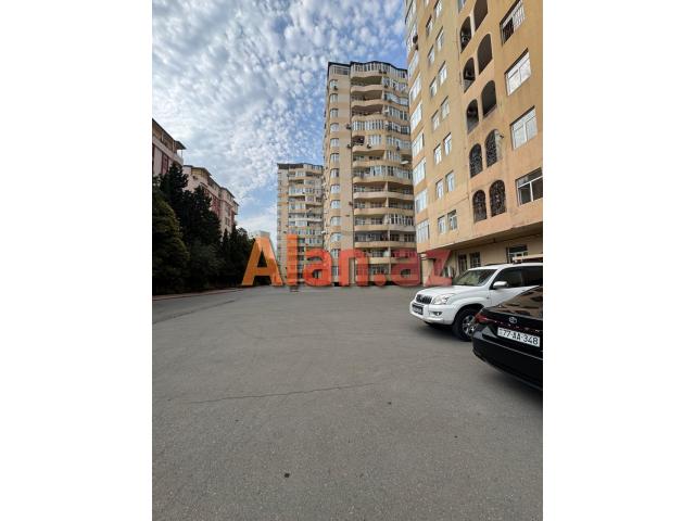Binəqədi rayonu, 8 ci mkr-da Mənzil satılır!