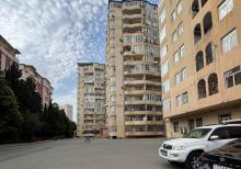 Binəqədi rayonu, 8 ci mkr-da Mənzil satılır!