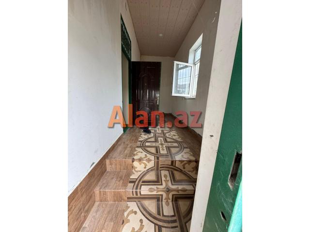 Buzovna-Mərdəkan yolunda həyət evi satılır