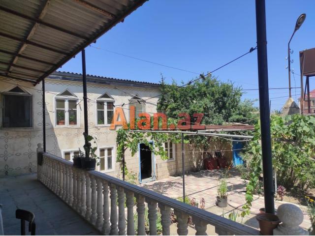 Buzovna-Maştağa yolunda həyət evi satılır