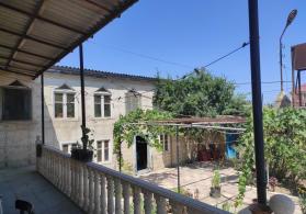 Buzovna-Maştağa yolunda həyət evi satılır