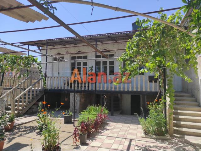 Buzovna-Maştağa yolunda həyət evi satılır