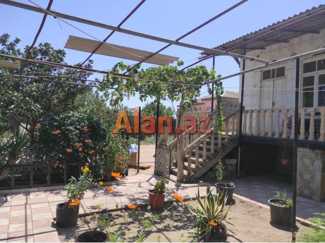 Buzovna-Maştağa yolunda həyət evi satılır