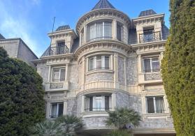 Kohne Gunesli qes. 4 Mertebeli Villa Tecili olaraq Esyalarla birge satılır.