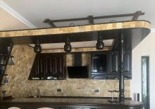 Kohne Gunesli qes. 4 Mertebeli Villa Tecili olaraq Esyalarla birge satılır.