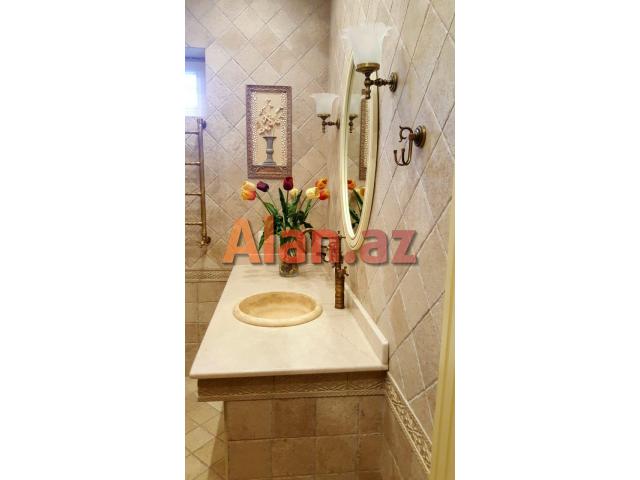 Kohne Gunesli qes. 4 Mertebeli Villa Tecili olaraq Esyalarla birge satılır.