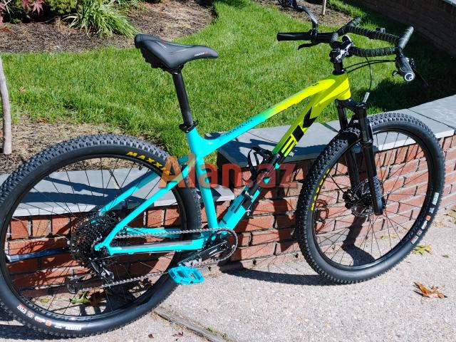 2022 Trek Marlin 5  tubeless