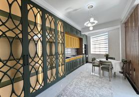 Neftciler Metro yaxınlığı  Yeni Binada Muasir dizaynla Temir olunmus 3 otaqlı Menzil Əşyalı satılır.