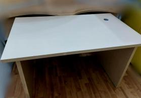 Kanada  istehsalı sadə ofis masası