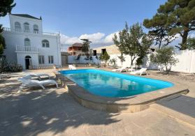 Hövsanda Dənizə çox yaxın 3 mərtəbəli Villa satılır.