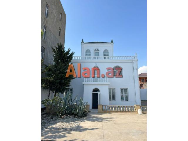 Hövsanda Dənizə çox yaxın 3 mərtəbəli Villa satılır.