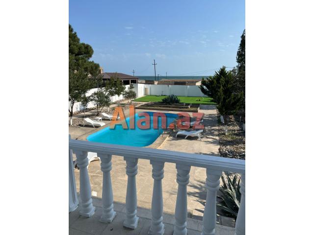 Hövsanda Dənizə çox yaxın 3 mərtəbəli Villa satılır.