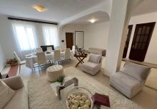 Hövsanda Dənizə çox yaxın 3 mərtəbəli Villa satılır.