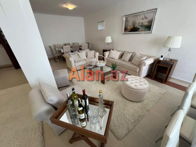 Hövsanda Dənizə çox yaxın 3 mərtəbəli Villa satılır.