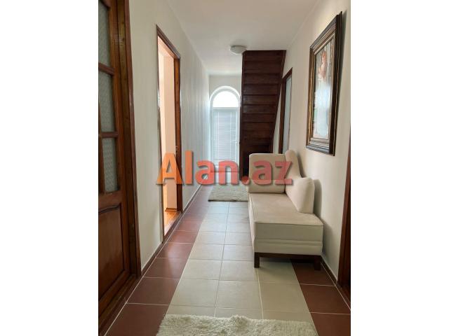 Hövsanda Dənizə çox yaxın 3 mərtəbəli Villa satılır.