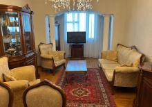 Atatürk prospektində ekspermental daş binada 3 otaqlı mənzil satılır