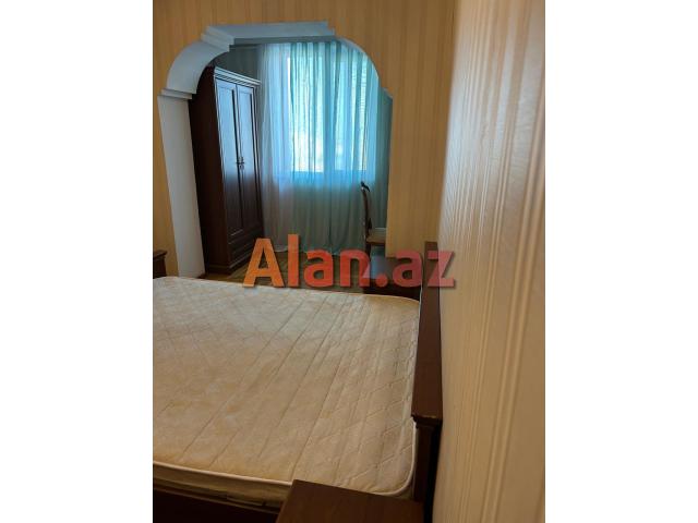 Atatürk prospektində ekspermental daş binada 3 otaqlı mənzil satılır