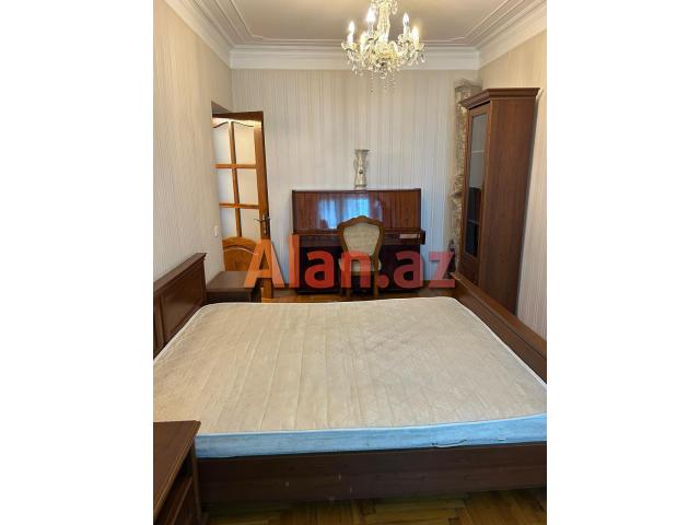 Atatürk prospektində ekspermental daş binada 3 otaqlı mənzil satılır