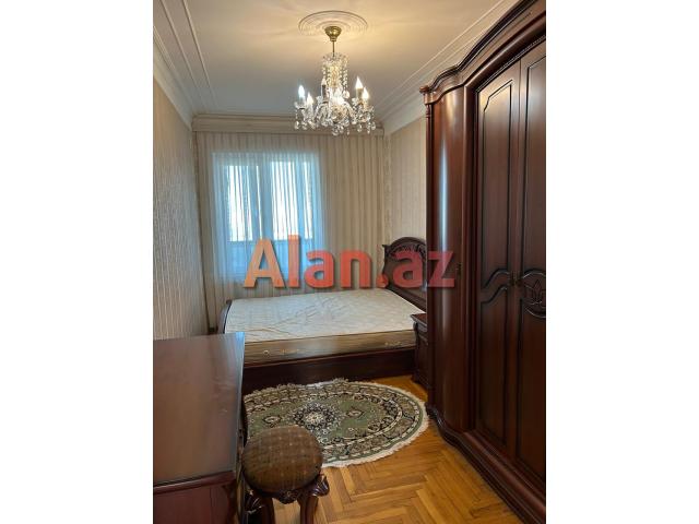 Atatürk prospektində ekspermental daş binada 3 otaqlı mənzil satılır