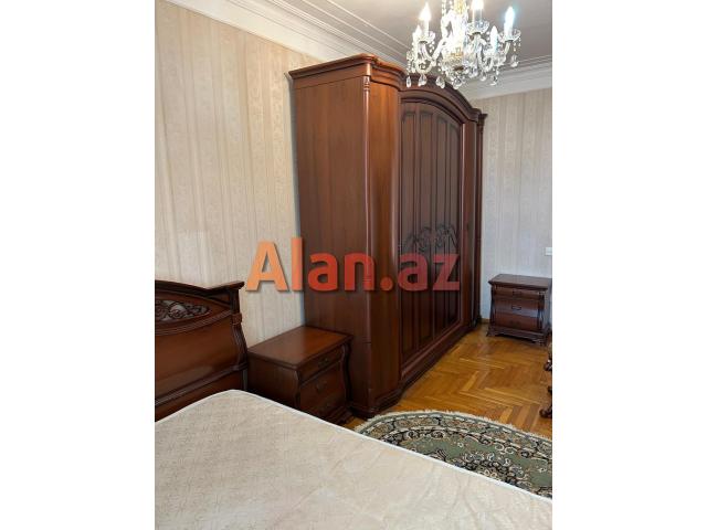 Atatürk prospektində ekspermental daş binada 3 otaqlı mənzil satılır