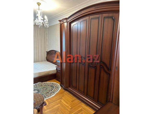 Atatürk prospektində ekspermental daş binada 3 otaqlı mənzil satılır