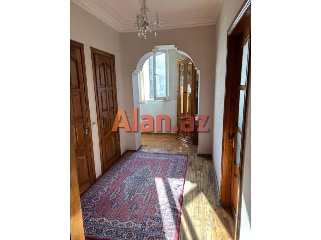 Atatürk prospektində ekspermental daş binada 3 otaqlı mənzil satılır