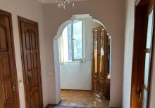 Atatürk prospektində ekspermental daş binada 3 otaqlı mənzil satılır