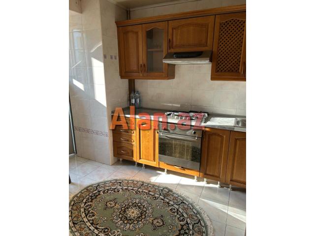 Atatürk prospektində ekspermental daş binada 3 otaqlı mənzil satılır