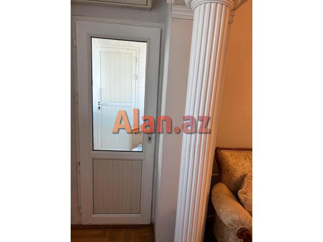 Atatürk prospektində ekspermental daş binada 3 otaqlı mənzil satılır