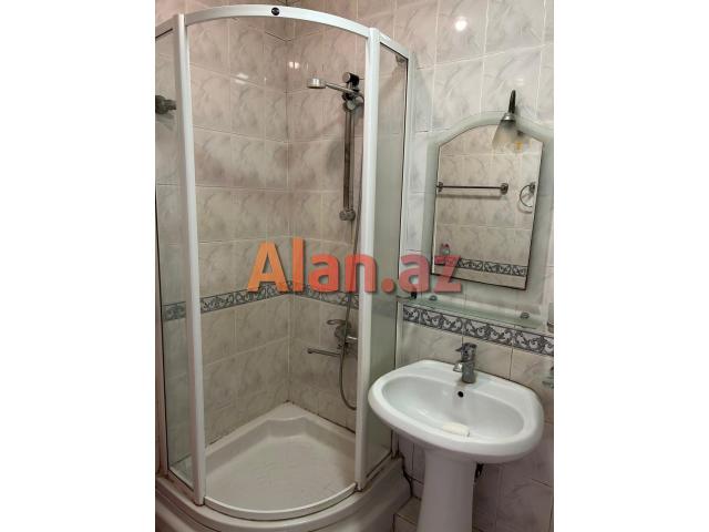 Atatürk prospektində ekspermental daş binada 3 otaqlı mənzil satılır