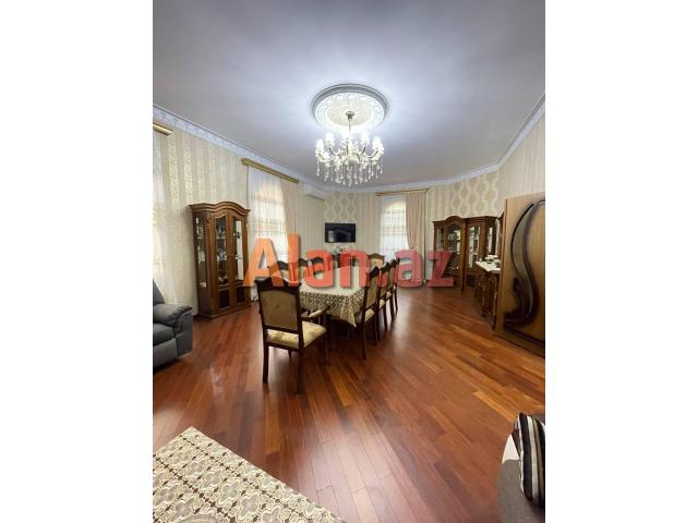 Mərdəkanda bağ evi satılır