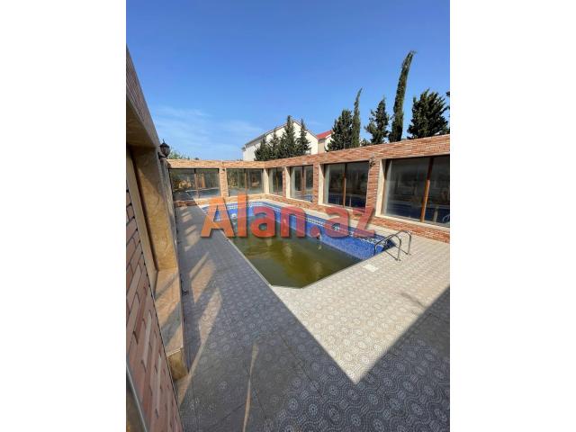 Mərdəkanda bağ evi satılır