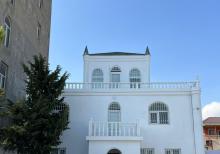 Hövsanda dənizə çox yaxın 3 mərtəbəli villa satılır.