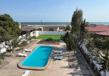 Hövsanda dənizə çox yaxın 3 mərtəbəli villa satılır.