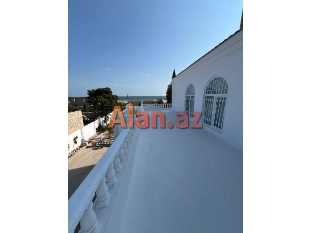 Hövsanda dənizə çox yaxın 3 mərtəbəli villa satılır.