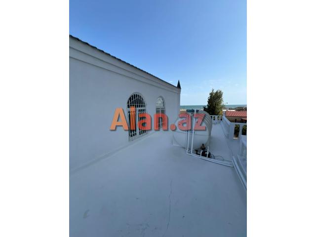 Hövsanda dənizə çox yaxın 3 mərtəbəli villa satılır.