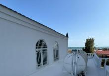 Hövsanda dənizə çox yaxın 3 mərtəbəli villa satılır.