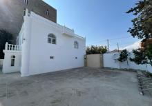 Hövsanda dənizə çox yaxın 3 mərtəbəli villa satılır.