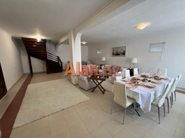 Hövsanda dənizə çox yaxın 3 mərtəbəli villa satılır.