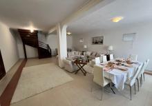 Hövsanda dənizə çox yaxın 3 mərtəbəli villa satılır.