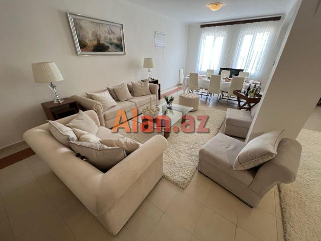 Hövsanda dənizə çox yaxın 3 mərtəbəli villa satılır.