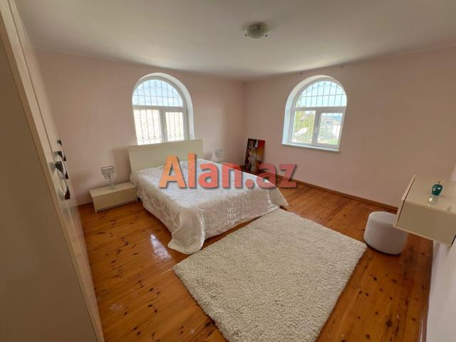 Hövsanda dənizə çox yaxın 3 mərtəbəli villa satılır.